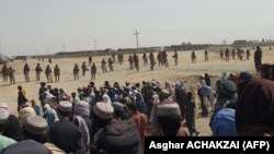 Ооганстандан качкан адамдар Пакистан менен чек арада