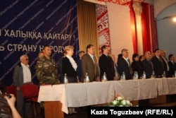 Участники собрания демократических сил Казахстана почтили минутой молчания память жертв политических репрессий. Алматы, 31 мая 2014 года.