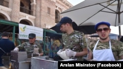 Команда закладу кримськотатарської кухні «Хайтарма» на ярмарку українських виробників. Київ