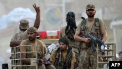 پاکستاني پوځيان د بنو په کډوالو کيمپ کې ګزمه کوي ـ انځور له ارشيفه