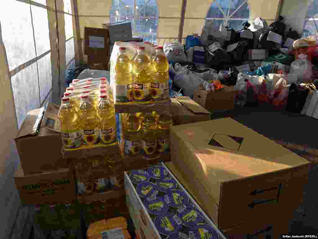 Građani su pozvani da, u skladu sa mogućnostima doniraju, između ostalog, stvari koje su trenutno najpotrebnije građanima Ukrajine. To su odjeća, ćebad, nekvarljiva hrana, vreće za spavanje, sredstva za ličnu higijenu, lampe i šterike. Na spisku potrepština su i baterije, mobilni telefoni, radio, kao i kanisteri za tečnost kapaciteta od 10 do 20 litara.