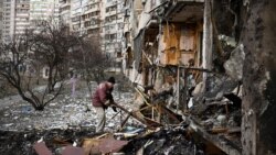 Rusia atacă zone rezidențiale. Câteva sute de civili au fost uciși de la începerea atacului ordonat de Vladimir Putin, potrivit estimărilor confirmate de ONU. Imagine din 25 februarie, Kiev.
