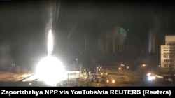 Запис камери спостереження показує, як ракета впала на Запорізькій АЕС під час обстрілу в Енергодарі, Запорізька область, Україна, 4 березня 2022 року