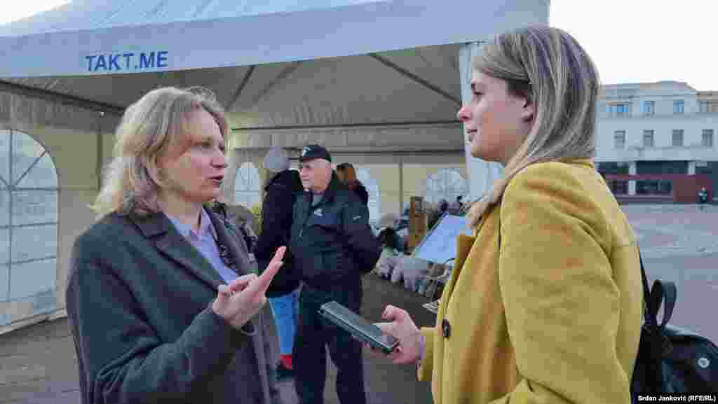 U Crnoj Gori živi oko 2.000 Ukrajinaca. Otpravnica poslova u Ambasadi Ukrajine Natalia Fialka za RSE kaže da mnogi Crnogorci pokazuju humanost nudeći smještaj Ukrajincima ukoliko, bježeći od strahota rata, dođu u Crnu Goru. "Očekujemo i Vlada Crne Gore da će pripremiti neke veće smještajne kapacitete, iako se nadamo da neće biti potrebe za tim", rekla je Fialka.