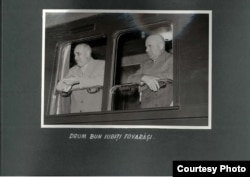 Dictatorul român Gheorghe Gheorghiu Dej și stăpânul său de la Moscova, urmașul lui Stalin, Nikita Hrușciov, aflat în vizită în România, aici în județul Timiș. Dej a obținut plecarea Armatei Roșii din țară în 1958 cu prețul unor noi represalii asupra posibililor opozanți.