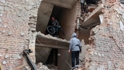 Un bărbat și-a recuperat bicicleta dintr-un bloc distrus de bombardamente în Irpin, regiunea Kiev. 2 martie 2022 