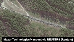 Imagine din satelit de la Maxar Technologies a unui convoi militar rusesc cu o lungime de circa 65 de kilometri care se îndreaptă spre Kiev. Este format din sute de tancuri, vehicule blindate și artilerie autopropulsată, Ivankov, Ucraina, 28 februarie 2022. 