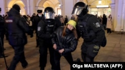 За інформацією правозахисного проєкту «ОВД-Инфо», було затримано щонайменше 758 людей у 33 містах