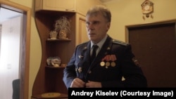 Майор Владимир Билевич собирается в УМВД по Белгороду для составления протокола