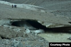 Ак-Шыйрак тоо кыркасындагы Батыш Борду мөңгүсү 1 чарчы чакырымга азайып кеткен. Мөңгүнүн тили жылына 8-10 метрге чейин кыскарып жатат дейт изилдөөчүлөр.
