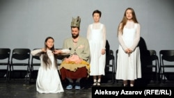 Король (Дмитрий Хольцманн) и его дочери (Толганай Талгат, Мадина  Беспаева, Ксения Мукштадт). Постановка «Три девицы под окном, маг-король и принц с конем». Алматы, 5 сентября 2019 года.  