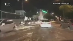 Aşgabatda güýçli yagyş zerarly köçeleri suw aldy