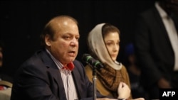 د پاکستان مسلم لیګ (ن) ګوند رهبر نواز شریف له خپلې لور مریم نواز سره یوې غونډې ته وینا کوي - انځور له ارشیفه