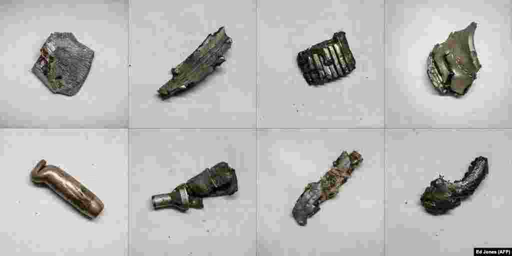 Осколки снарядов и пуля (в нижнем углу слева), которые хирурги извлекли из тел раненых украинских военных в госпитале в Запорожье&nbsp;