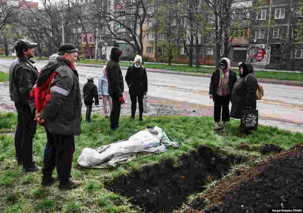 Похороны местного жителя в Мариуполе 19 апреля. Высокопоставленный представитель США 19 апреля заявил: &laquo;Пентагон стал свидетелем начала некоторых ограниченных наступательных операций к юго-западу от Донецка и к югу от Изюма. Мы считаем, что эти наступления являются прелюдией к более крупным наступательным операциям, которые планирует Россия&raquo;&nbsp;