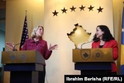 Ndihmës-sekretarja amerikane e Shtetit për Çështje Evropiane dhe Euroaziatike, Karen Donfried dhe presidentja e Kosovës, Vjosa Osmani.
