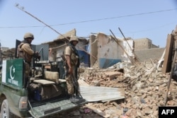 د میرامشا ړنګ بازار سره پاکستاني سرتیري ولاړ دي: انځور له ارشیفه