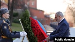 Նիկոլ Փաշինյանը ծաղկեպսակ է դնում Անհայտ զինվորի հուշարձանի մոտ։