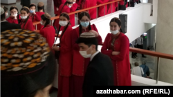 Mekdep geýimli okuwçylar. Türkmenistan (illýustrasiýa suraty)