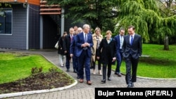 Delegacioni i senatorëve amerikanë pas vizitës në Presidencën e Kosovës. Prishtinë, 21 prill 2022.