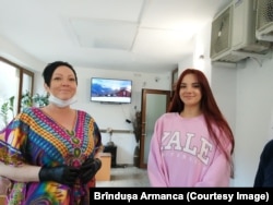 Irina și fiica sa Alisa, studentă la Kiev, au uneori puterea să zâmbească