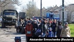 Біженці з Маріуполя розповідають, як пили воду з батарей, шукали їжу і бачили трупи на вулиці (ілюстраційне фото)