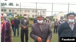 Терс-Суу менен Солтон-Сары жайлоолоруна кен казуу долбоорлору тийгизчү экологиялык кесепеттерге каршы Нарын районунун бир катар тургундарынын нааразылык иш-чарасы. Нарын шаарындагы стадион. 23.7.2020.