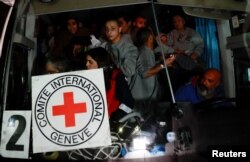 Israelul a eliberat 90 de palestinieni ținuți în detenție administrativă, adică fără acuzare, în închisoarea militară Ofer de lângă Ramallah, în Cisiordania. Majoritatea sunt femei și minori.