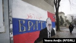 Mural ruskom predsedniku Vladimiru Putinu preko kojeg je ispisano "ubica", u Beogradu, 6. marta 2022. 