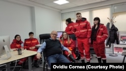 Domnul Rogozan, în mijlocul unora dintre voluntarii care asigură repartizare refugiaților la cazări, dar și transportul de mâncare caldă.