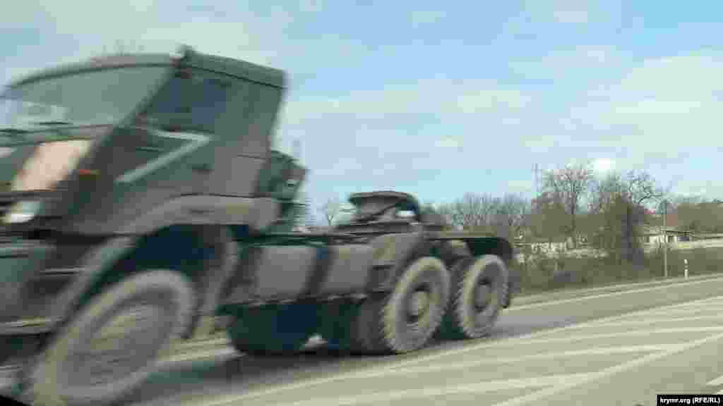 &nbsp;Тягач с буквой "Z" на кабине в Севастополе