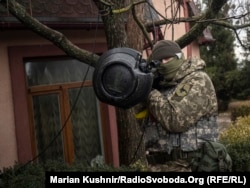 Ukrajiski vojnik s protivoklopnim oružjem u Kijevskoj regiji 4. mart 2022. Fotografiju je snimio dopisnik RSE Marian Kušnir.