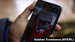 Бенгалдар тигүү цехинде курулуш иштерине тартылганын айтышты.