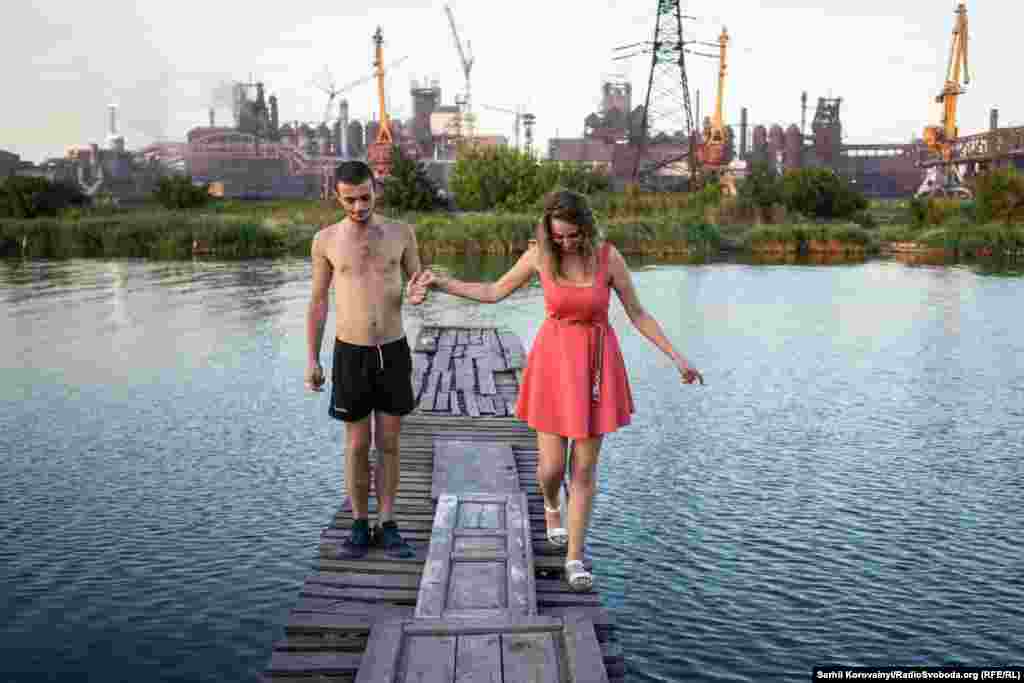 2020: Літній вечір на каналі металургійного заводу. 2022: Свідок, що зміг виїхати з міста: &laquo;Ми вирвалися, там просто п..дець, повний! Ми прорвалися просто дивом, я не знаю як. Багато хто виїжджав під Градами, вони Маріуполь так х..рять... Без води, без зв&rsquo;язку, без тепла, без нічого. Це просто чорне місто, ДРГ бродять, розбили Лівий, розбили уже центр частково. Люди на вулиці палять багаття, щоб нагріти їжу. Місто темне. Це гуманітарна катастрофа, і вони б'ють&raquo;&nbsp;