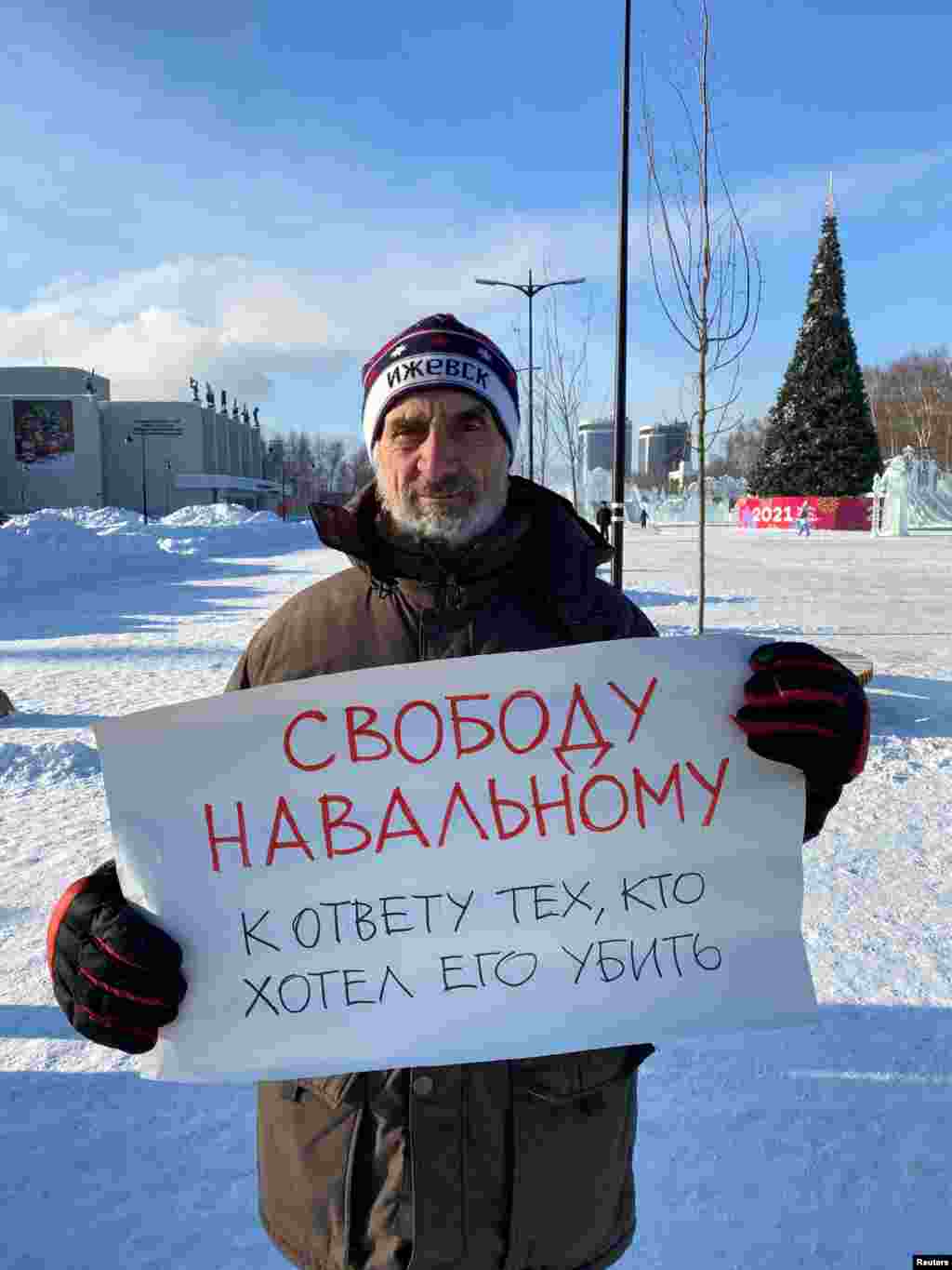 Izhevsk: "Freedom for Navalny. For those who wanted to kill him -- justice"