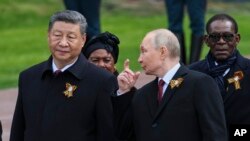 Ziua Victoriei, la Moscova. Președintele rus Vladimir Putin este însoțit permanent de președintele chinez Xi Jinping. Televiziunea rusă a vorbit despre relațiile dintre cele două țări ca fiind la cel mai înalt nivel înregistrat vreodată, unite împotriva „Occidentului colectiv”.