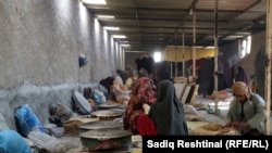 یک زن کارگر در قندهار، افغانستان