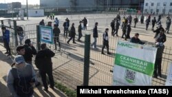 Мигранты у миграционного центра в Москве. Архивное фото. 