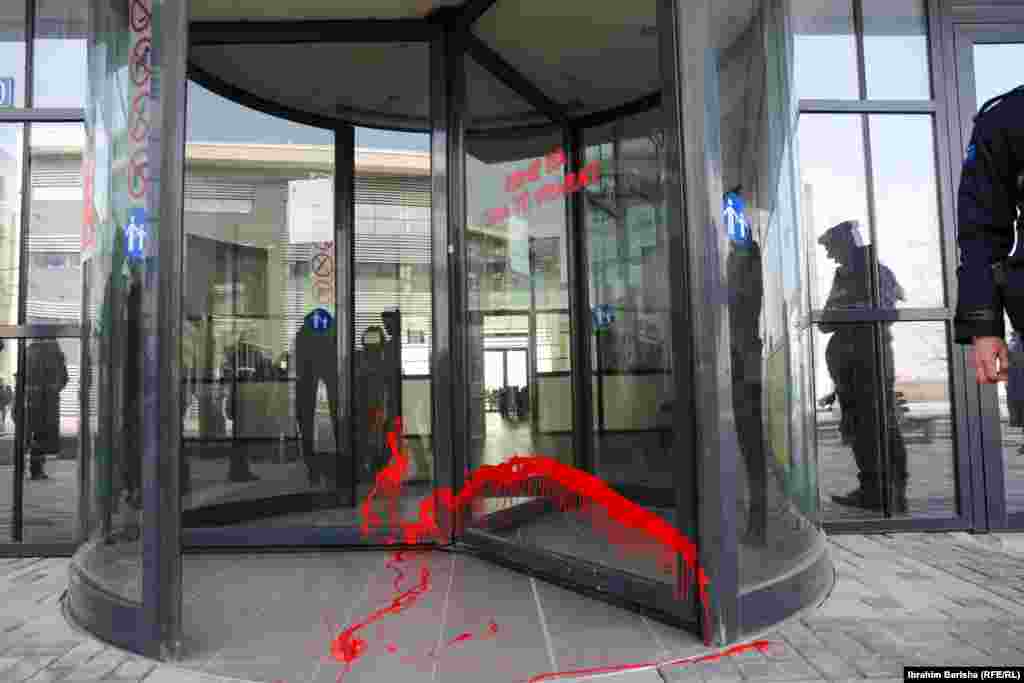 Protestuesit hodhën ngjyrë dhe tymues në drejtim të ndërtesës së Pallatit të Drejtësisë në Prishtinë më 8 mars 2022.