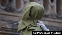 Pe 9 martie, la Lvov, voluntari încearcă să protejeze statuile din jurul Catedralei Sf. Sf. Gheorghe.