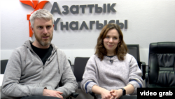 Орусиядагы кырдаалга байланыштуу Арменияга жай которуп кетип жаткан Ховард Эмос жубайы Анна менен