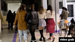 Илустрација - Средношколци во скопската гимназија „Орце Николов“