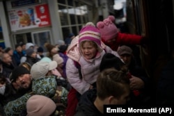 Locuitori din capitala țării vecine, Kiev, încercând cu disperare să urce într-unul din trenurile aglomerate spre Liov, în vestul țării, acolo unde forțele ruse nu au ajuns încă. Șeful informațiilor militare din SUA, audiat de Congres, spune că odată încercuit, Kievul ar rezista circa două săptămâni.