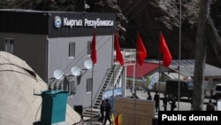 Кыргызстан менен Кытайдын мамлекеттик чек арасында жаңы “Бедел” өткөрүү пункту ачылган учур. 2024-жылдын сентябры.