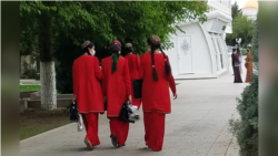 Diňle: Mekdepler pul çöplenýän ýere öwrüldi, ýurtda 'bilimsiz okuwly' köpelýär