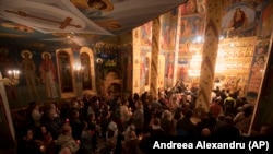 Credincioși ortodocși participă la slujba religioasă de Paște la Biserica Parohiei Brâncuși din București, duminică, 24 aprilie 2022. La slujba religioasă au participat și zeci de refugiați ucraineni care locuiesc într-un centru social aparținând bisericii.