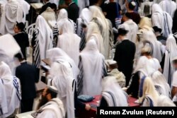 یهودیان اورشلیم مشغول نیایش در کنار دیوار ندبه در ۱۸ آوریل همزمان با اعیاد پسح