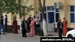 Aşgabadyň döwlet dükanlarynyň biriniň öňünde azyk nobatyna garaşýan ýaşaýjylar. Arhiw suraty