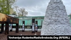Площа «Україна» у Садах Бієнале. Венеція. Інсталяція повторює те, як в українських містах обкладають мішками з піском пам'ятники, щоб вберегти від обстрілів. 24 квітня 2022 року