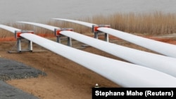 Монтаж лопастей вітряків для вітрової електростанції в одній з країн Європейського союзу (ілюстраційне фото)